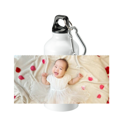薔薇を散りばめ微笑みを見せる赤ちゃんのオリジナルマグカップ・ボトルデザイン